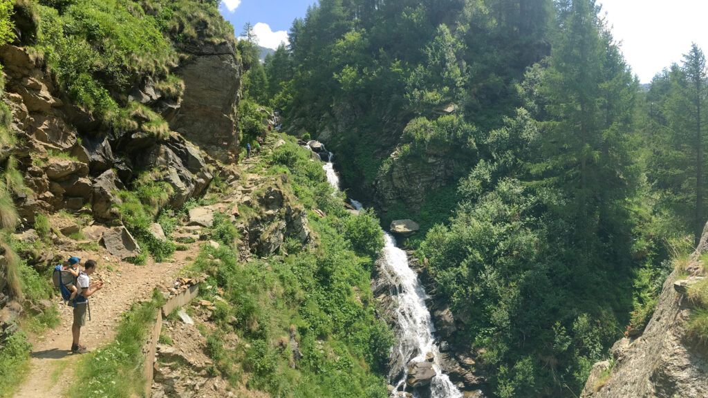 Hotel il portico 1711 dintorni prealpi ed escursioni alpe angeloga salendo il sentiero