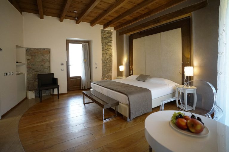 hotel-il-portico-1711-Camera-Delux-Serena-28-letto-matrimoniale_02_parete-muro