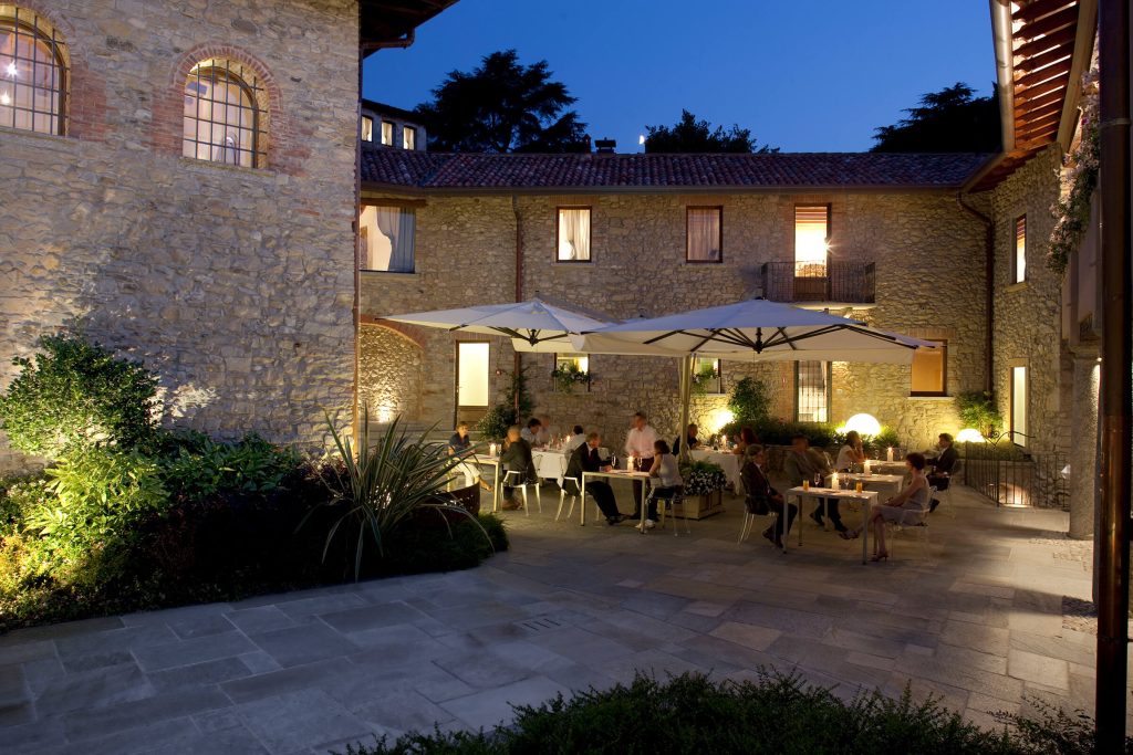 Hotel-il-portico-1711-i-nostri-spazi-cerimonia-corte-vista-notturna