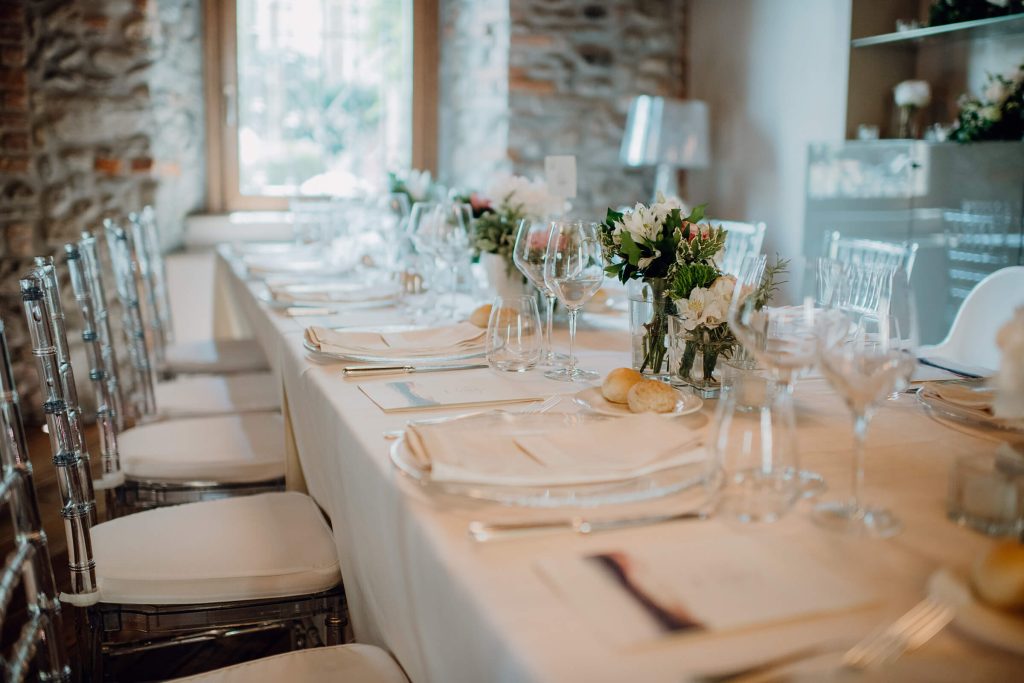 Hotel-il-portico-1711-i-nostri-spazi-cerimonia-particolare-tavola-imbandita