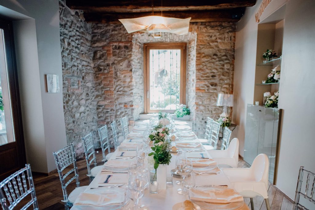 Hotel-il-portico-1711-i-nostri-spazi-cerimonia-tavola-imbandita